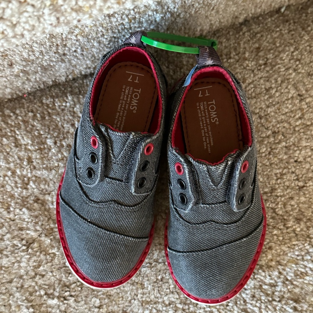 New Toms Toddler Shoes Size T7 - Easy Velcro slide on/off